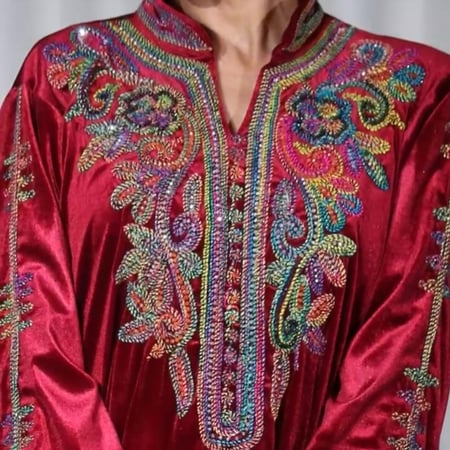 جلابيه مخمل عنابي مطرزه مع شك ناعم