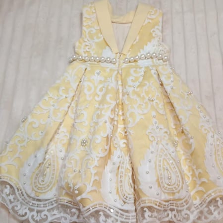 فستان اصفر  مطرز مع حبات لولو