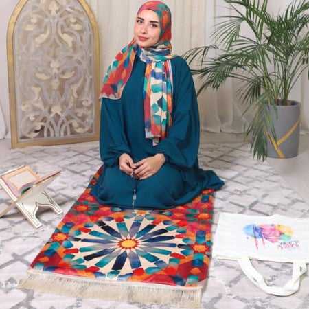 طقم صلاة مكون من سجادة وشرشف صلاة (قطعتين شرشف وحجاب مفصولين)ومسبحة وشنطه خفيفه