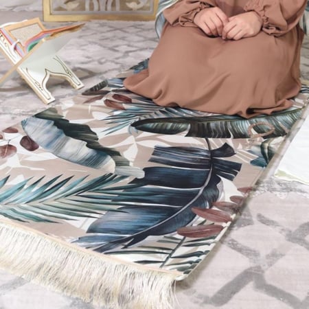 طقم صلاة مكون من سجادة وشرشف صلاة (قطعتين شرشف وحجاب مفصولين)ومسبحة وشنطه خفيفه