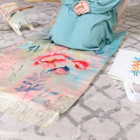 طقم صلاة مكون من سجادة وشرشف صلاة ومسبحة وشنطه خفيفه