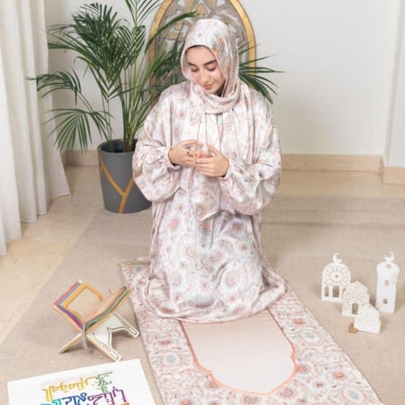 طقم صلاة مكون من سجادة وشرشف صلاة مغاط ومسبحة