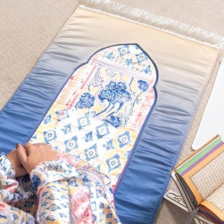 طقم صلاة مكون من سجادة وشرشف صلاة ومسبحة وشنطه خفيفه