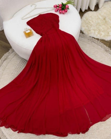 فستان سهرة أحمر طويل بتصميم أنيق