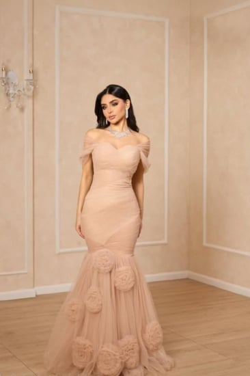 فستان سهره أوف شولدر مزين بورود كبيره لون بيج