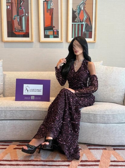 فستان الموجة اللامعة بتصميم الكتف المكشوف