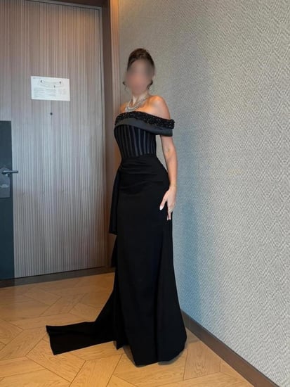 فستان سهرة أسود ملكي بتطريز على الصدر وقصه جانبية مفتوحه