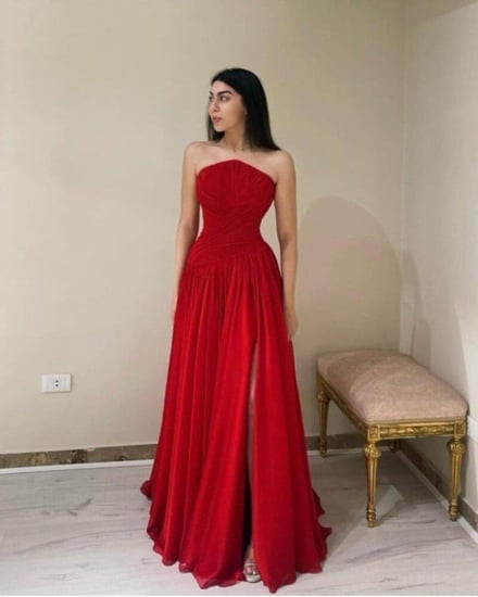 فستان سهرة أحمر طويل بتصميم أنيق