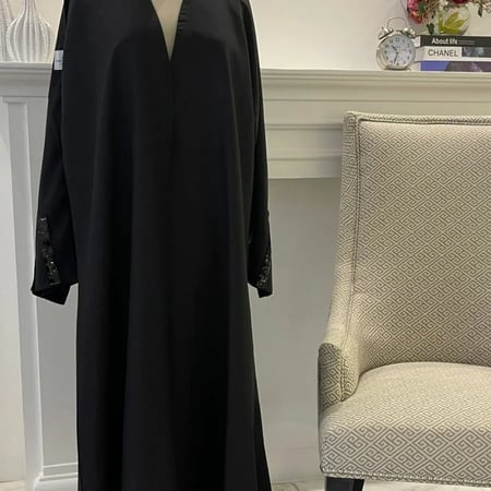 SB0026عبايه تفته مطرزة من الأكمام وأسفل العبايه