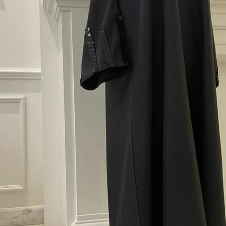 SB0026عبايه تفته مطرزة من الأكمام وأسفل العبايه