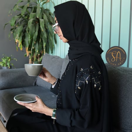 عباية قماش كريب ملكي  بتطريز اسود وذهبي فاخر