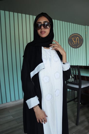 عبايه قماش كريب بحريني بتطريز امامي بلون الفضي الفاخر