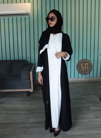عبايه قماش كريب بحريني بتطريز امامي بلون الفضي الفاخر