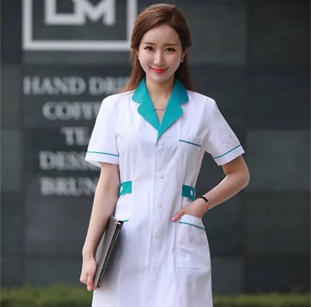 زي موحد للمشاغل والصالونات النسائيه نص كم مع حزام جانبي+أو حسب الطلب 3/4 +2 جيوب كبيره مع 4 أزارير موديل رقم RAU002 شامل اللوقو