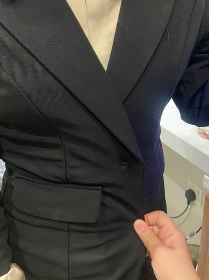 جاكيت/بالطو يونيفورم  كروس نسائي جميل 2زراير  2 جيوب كبيره  الياقه لون بيج والكم واسع اشويه 3/4 فيه صفطه بيج