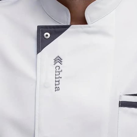 طقم يونيفورم شيف رجالي كم طويل مع جيب قلم الأبه صيني 10/08 زراير مع الشعار