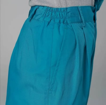 زي موحد للمشاغل بدله كامله فوق + تحت قماش ممتاز 5 زراير و2 جيوب كبيره والأكمام مع أزره 3/4 و2 جيوب بالبنطلون لستك بالخلف وخيوط من الأمام موديل رقم RAU001