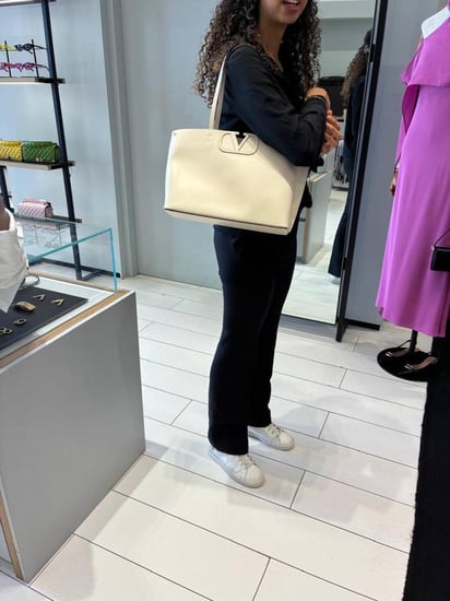 شنطة فالنتينو غارافاني/مقاس سمول-لون اوف وايت