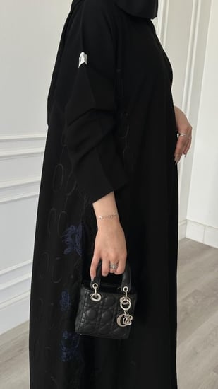 عباية لارا