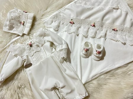 افرول مقاس من 0-3  + قبعة فرنسية+لفة مواليد +جوارب