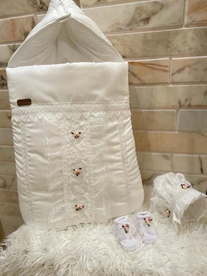 طقم بناتي مكون (مفرش مواليد + لفة + افرول مقاس من 0-3 + قبعة فرنسية+جوارب)