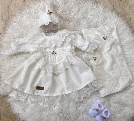 فستان + قبعة فرنسية+لفة مواليد +جوارب