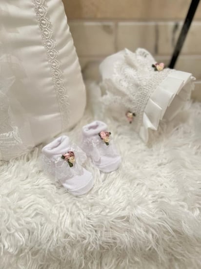 طقم بناتي مكون (مفرش مواليد + لفة + افرول مقاس من 0-3 + قبعة فرنسية+جوارب)