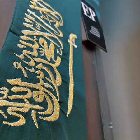 الوشاح الوطني بتطريز ذهبي