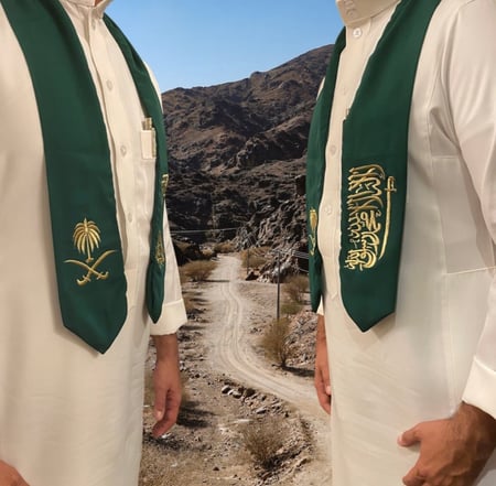 الوشاح الوطني بتطريز ذهبي