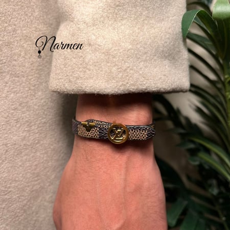 سوارة جلد مع حفر داخلي من LV