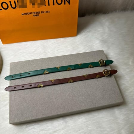 سوارة جلد مع حفر داخلي من LV