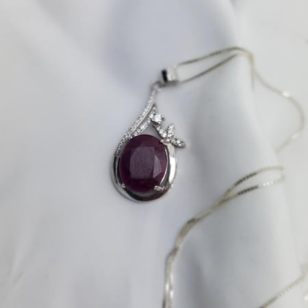 قلادة فضة مع حجر الياقوت النادر