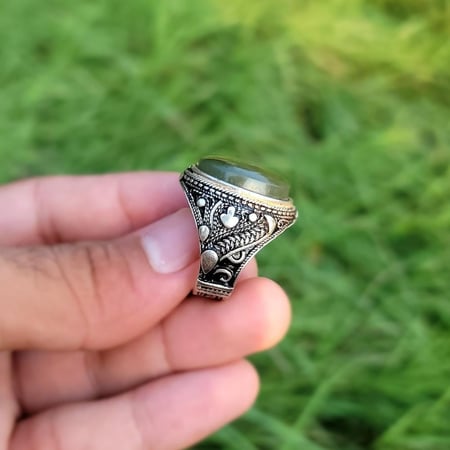 خاتم فضه يدوي على عقيق اخضر يمني