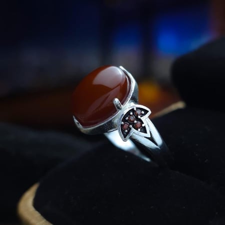 خاتم فضه نسائي على عقيق احمر يماني