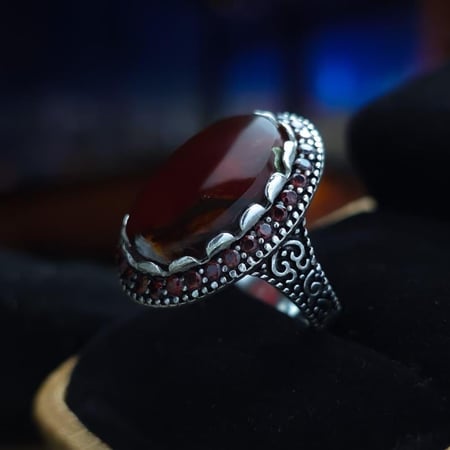 خاتم فضه نسائي على عقيق كبدي يماني