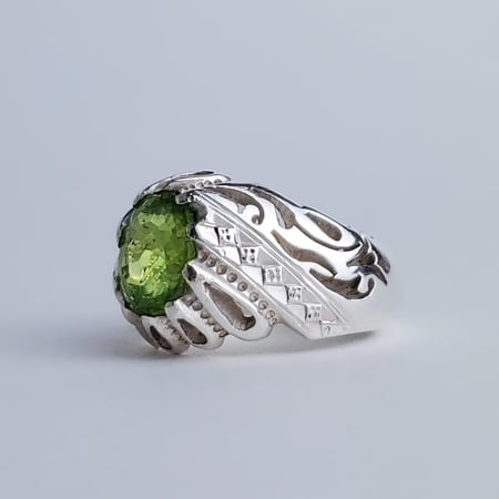 خاتم فضه صياغه يدويه مميزه مع حجر الزبرجد