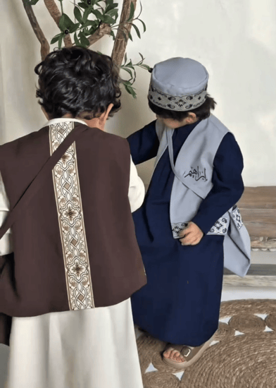 طقم السديري  الانيق للأطفال المطرّز بالاسم – من قلادتي