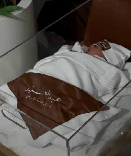 بطانية لف مولود مطرزه + قبعة تطريز