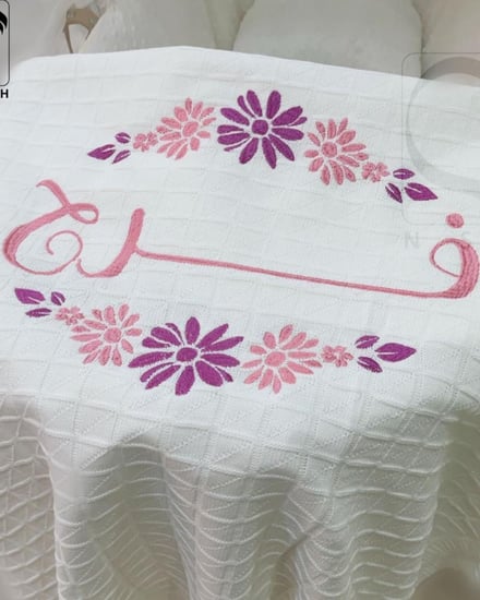 بطانية مع تطريز اسم و ورود