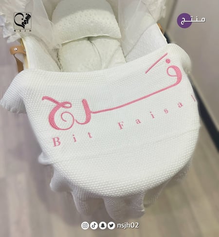 سرير اطفال مع التطريز