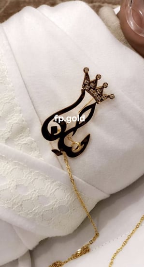 بروش تاج بالاسم مطلي ذهبي مع فصوص زريكون