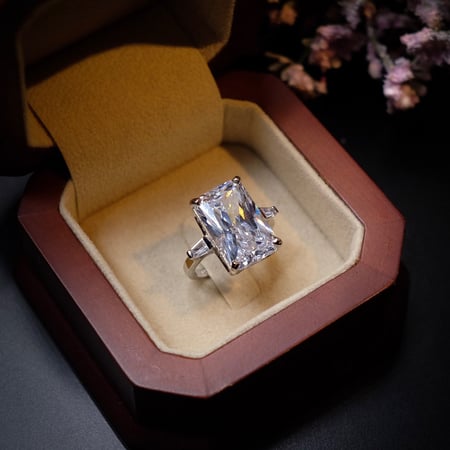 خاتم راقي ومميز، حجر رئيسي 8.5 قيراط ا WR009