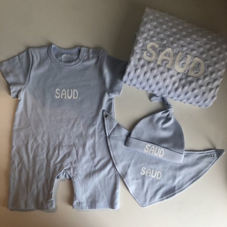 هديه طقم مكون من ( بربتوز - قبعه - مريله)