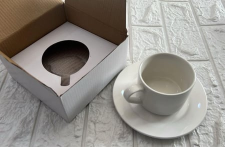 كوب كابتشينو سكري مع صحن سبلميشن