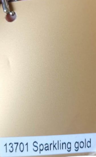 صورة مقربة تظهر ملمس وخامة الفينيل الحراري الذهبي الناعمة والمرنة