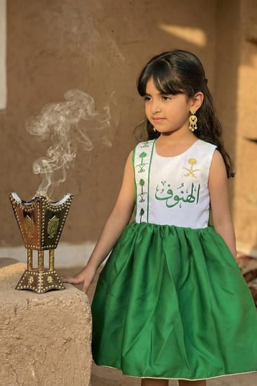 تفاصيل تطريز سيفين ونخلة ذهبي على فستان لليوم الوطني بناتي فخم