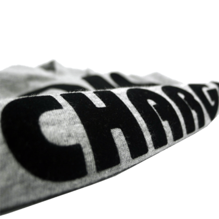 صورة مقربة توضح ملمس الفينيل المخملي الأسود البارز