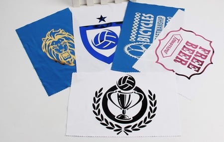 قص فينيل حراري ذهبي باستخدام جهاز كاميو بدقة عالية