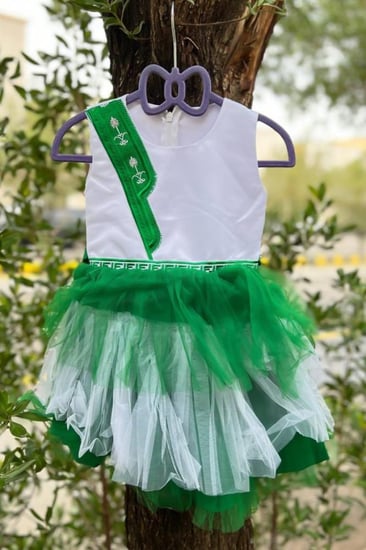 فستان اخضر وابيض وطني منفوش بناتي بتصميم ملكي ليوم التأسيس 2026