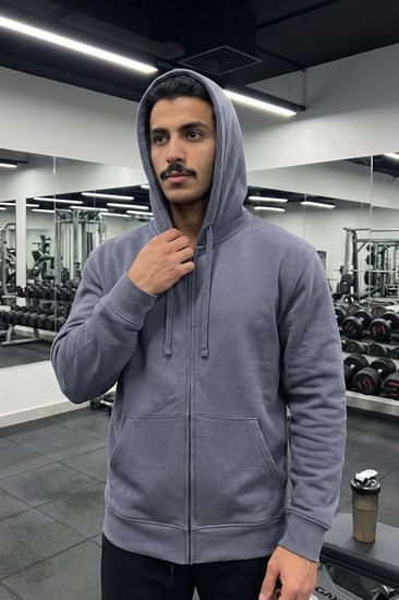 تفاصيل السحاب الفضي على البلوفر الرمادي